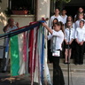 06 - Az iskola zászlajára Boda Alexandra kötötte fel az emlékezés szalagját.jpg