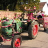 07 - A német hagyományokra utalva a Stieb család barátaikkal egy traktort díszítettek fel szõlõfürtökkel és szalagokkal.jpg